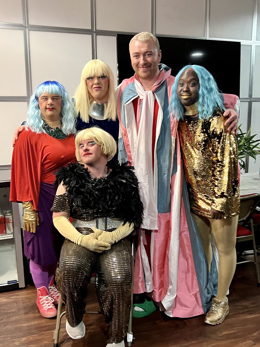 Next level love 🩵🩷 the incredible <a href="/samsmith/">SAM SMITH</a> was graceful and divine 🩷🩵 what a treat 🩵🩷 
#dragsyndrome #SamSmith #Legends #icons #drag #love