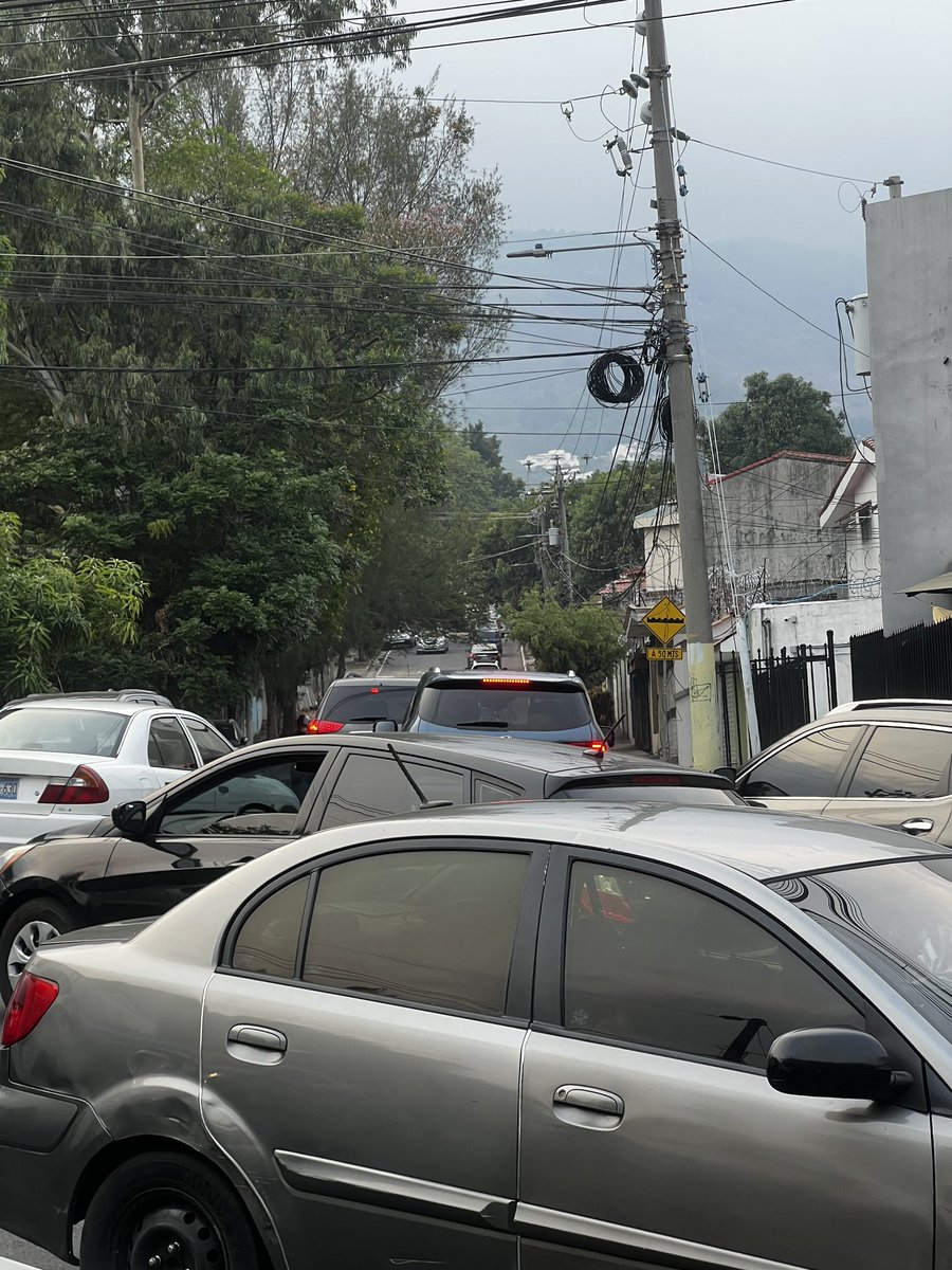 alertux's tweet photo. #TraficoSV Reportan tráfico colapsado a la altura de Escalón Norte. https://t.co/omqoAh3XT1
