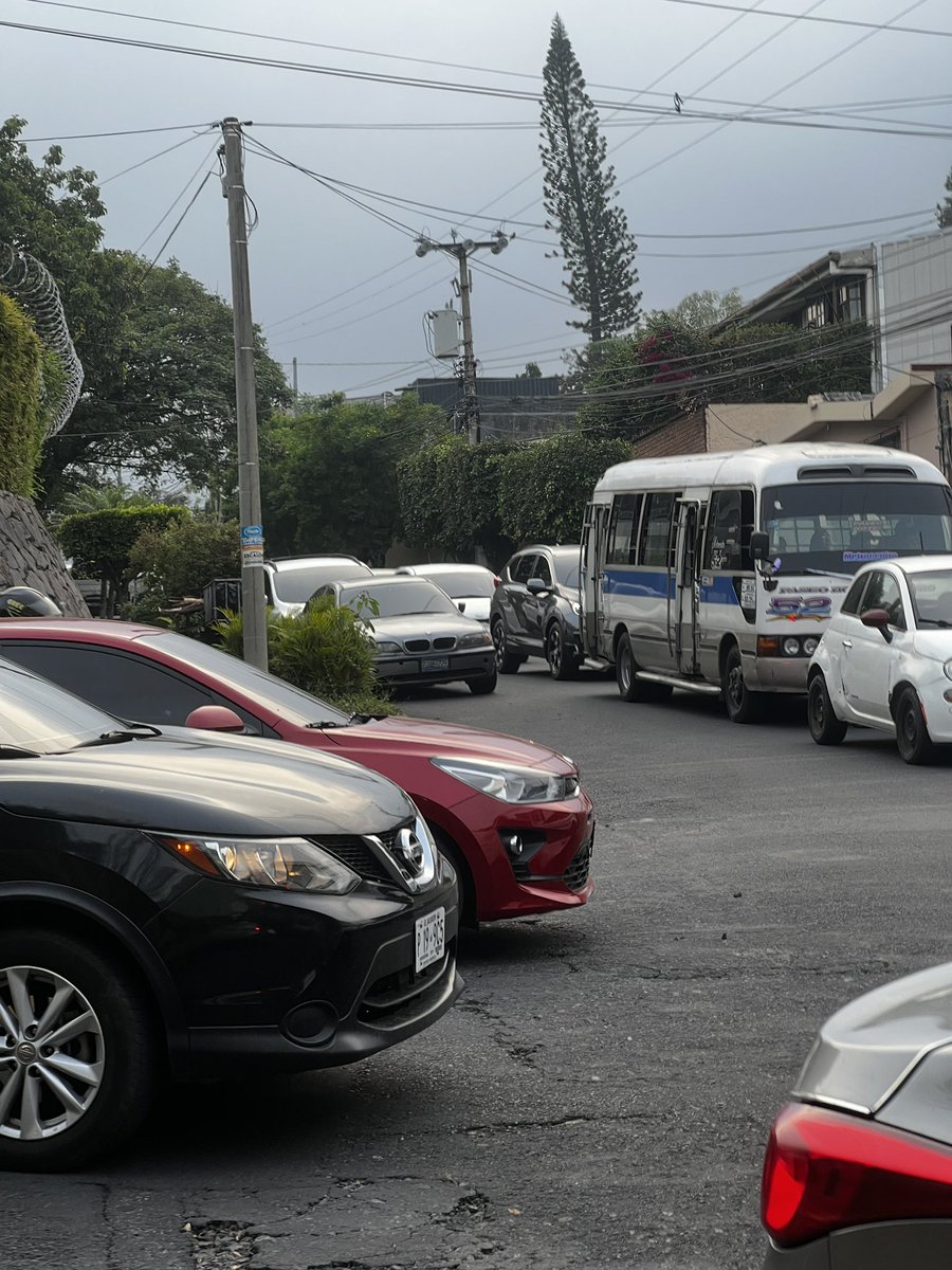 alertux's tweet photo. #TraficoSV Reportan tráfico colapsado a la altura de Escalón Norte. https://t.co/omqoAh3XT1
