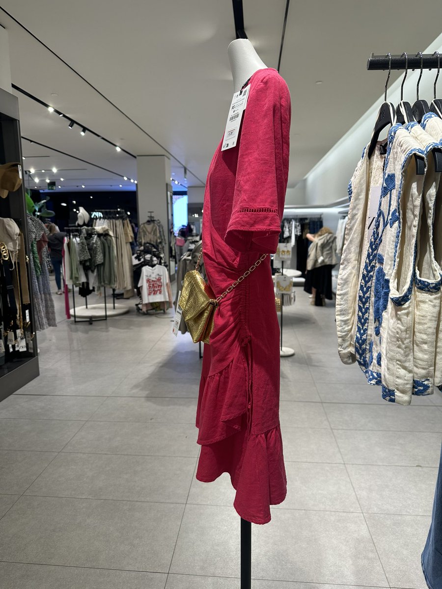 beatrizcalag17's tweet photo. @zaraes Hasta qué punto de anorexia pensáis llegar?
Vosotros creéis que este maniquí debería existir? 
Yo no pido uno que fomente la obesidad, pero tampoco veo bien uno que fomente la delgadez extrema. ¿Donde está el de forma de cuerpo de una mujer saludable? https://t.co/M5cBhvyJuf
