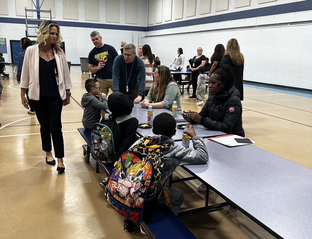 shannonking22's tweet photo. Nothing better than starting the day with Parker parents and students in the building for Pastries with Parents!❤️@clintondalesch #dragonfamily #clintondalecares https://t.co/KErg7kTVLd