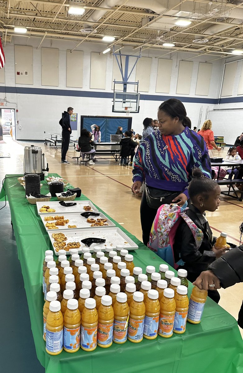 shannonking22's tweet photo. Nothing better than starting the day with Parker parents and students in the building for Pastries with Parents!❤️@clintondalesch #dragonfamily #clintondalecares https://t.co/KErg7kTVLd