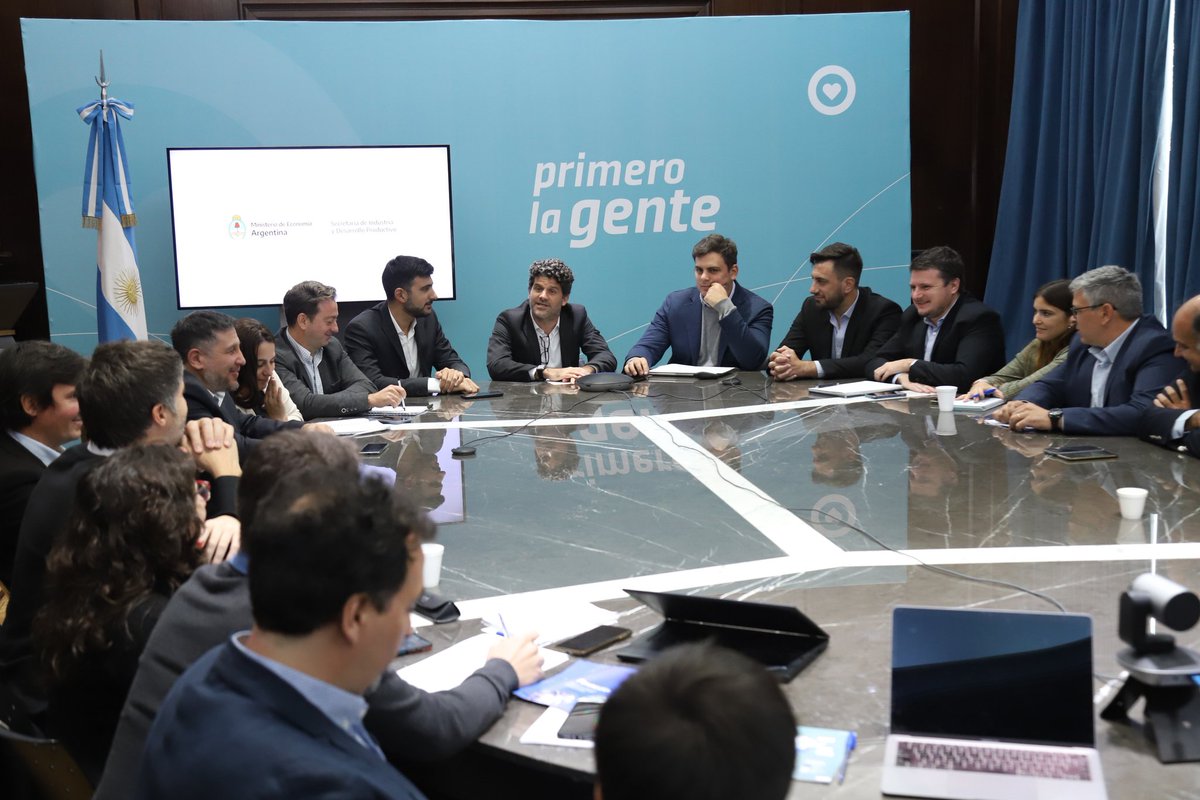 diegobercholc's tweet photo. Junto a @GVienni y @franabra6 nos reunimos con los fondos públicos de garantías provinciales integrantes de #FONRED, que preside @dmvasco y que en 2022 otorgó en conjunto garantías bancarias y en el mercado de capitales por 22.500 millones de pesos, a más de 10 mil empresas. https://t.co/E0jSN1U6Ei