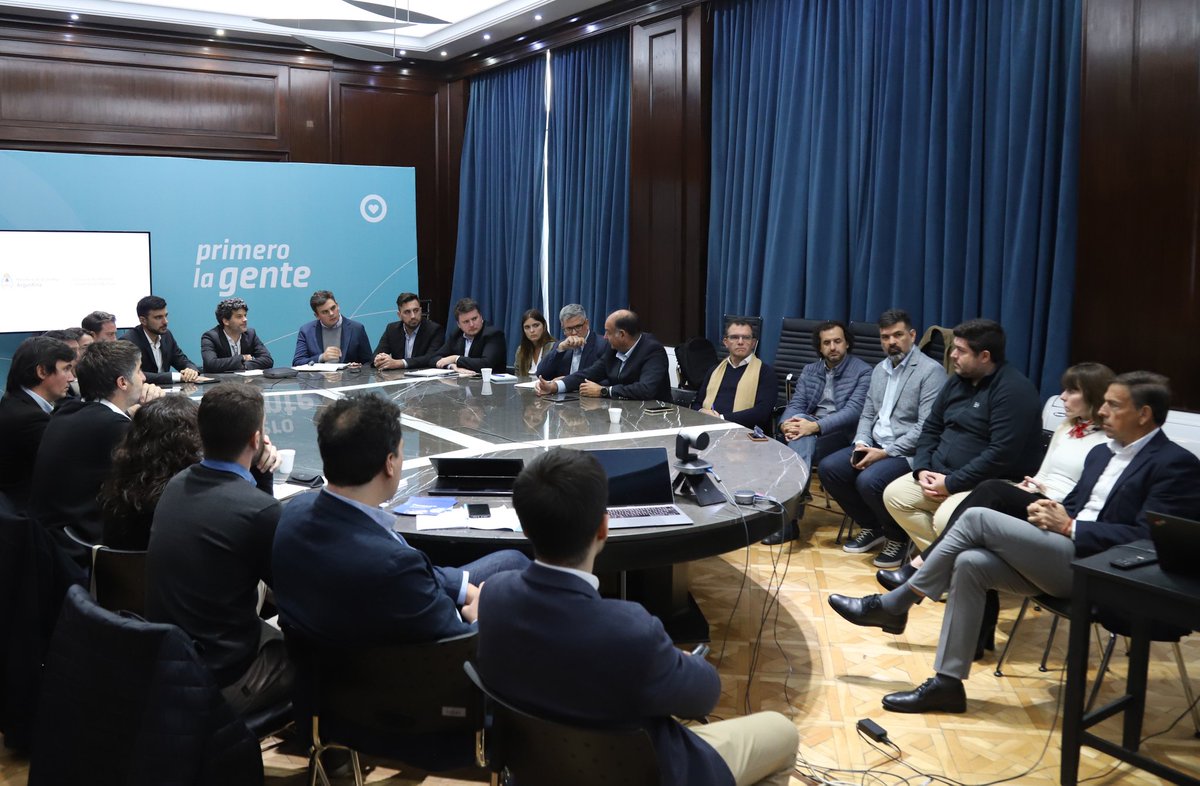 diegobercholc's tweet photo. Junto a @GVienni y @franabra6 nos reunimos con los fondos públicos de garantías provinciales integrantes de #FONRED, que preside @dmvasco y que en 2022 otorgó en conjunto garantías bancarias y en el mercado de capitales por 22.500 millones de pesos, a más de 10 mil empresas. https://t.co/E0jSN1U6Ei
