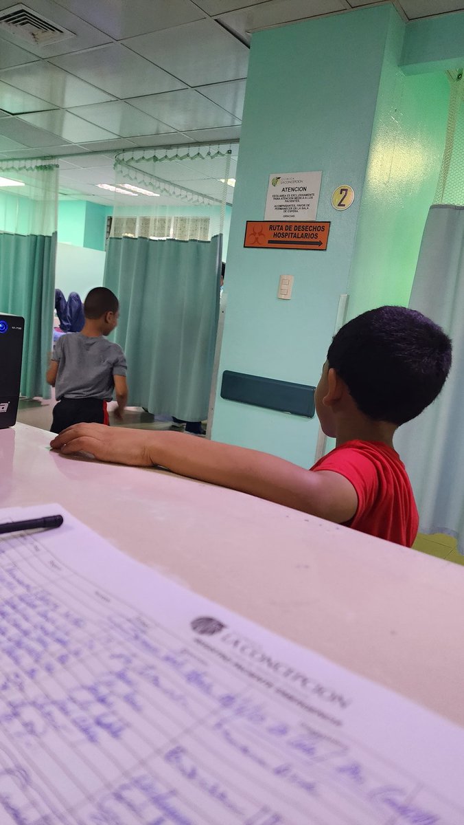 albuccasis's tweet image. La humanidad tiene tanto que aprender de los niños.
Estos dos se acaban de conocer en la emergencia, se han saludado con mucho cariño y se han dicho sus nombres completos y uno le pidió al otro ser amigos y él le dijo que sí y le dió un abrazo.
Cónchole! Que fácil 😊