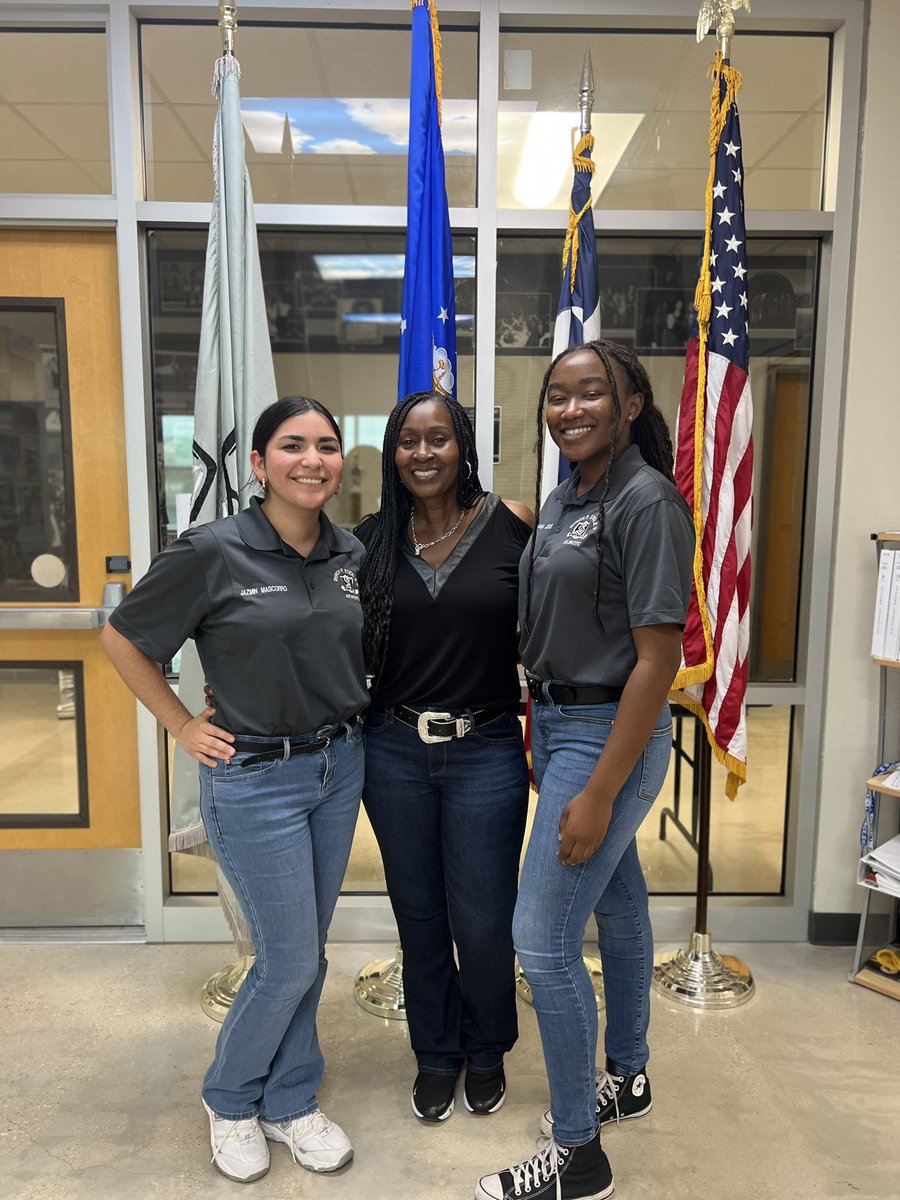 Retirement Celebration for MSgt Johnson at Steele AFJROTC TX-20064. I’m gonna miss these kids so much😢 <a href="/Steele78108/">Steele High School</a> <a href="/SteeleAFJROTC/">Steele AFJROTC</a>