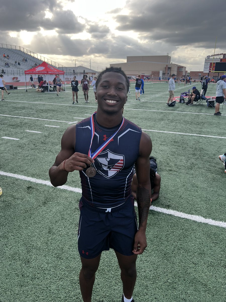 <a href="/HWATZXON/">Haeven Watson</a> with the first hardware of the night🔥🔥🔥 Headin’ to regionals for the 200m‼️