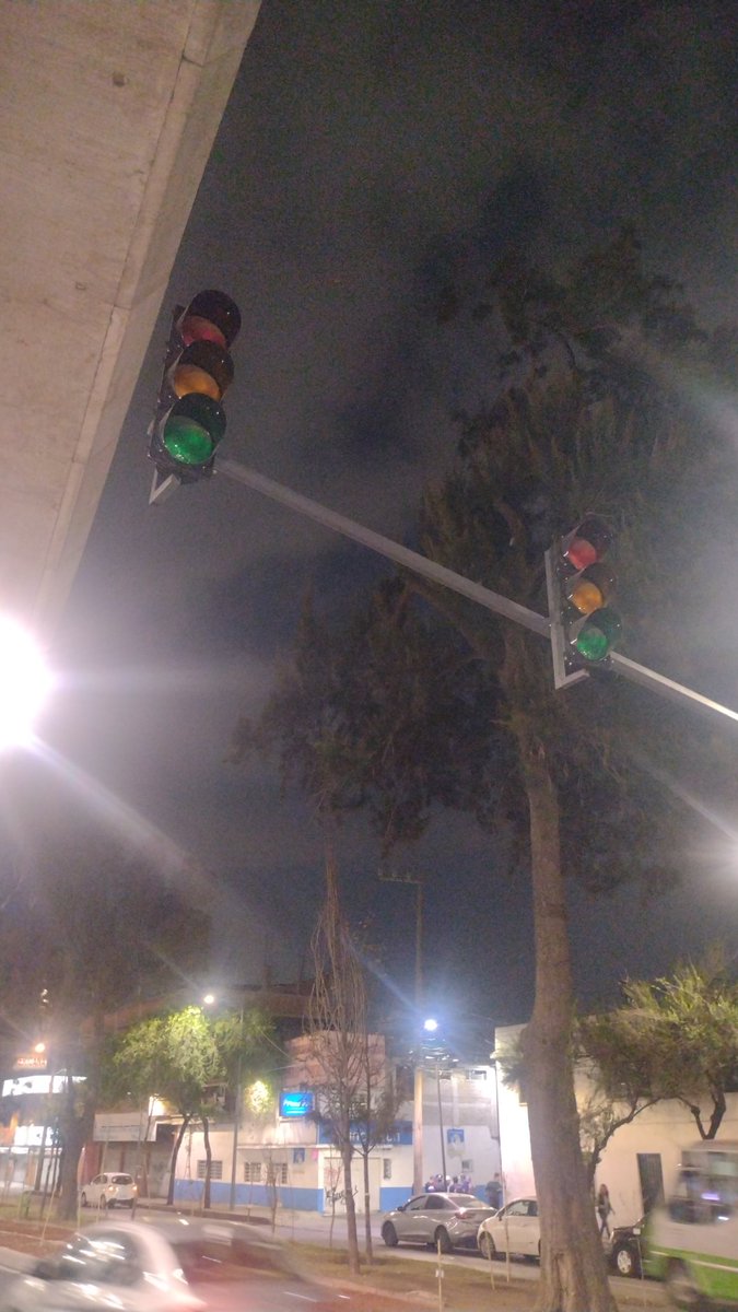 JesusMo57692034's tweet photo. Buenas noches para reportar semáforo apagados en Calle 39 y Av. Ermita colonia Santa Cruz meyehualco Iztapalapa @Alc_Iztapalapa @vozdeiztapalapa @locatel_mx @LaSEMOVI @UCS_GCDMX @OVIALCDMX @cdmx_ssc https://t.co/SQY1WORxRh