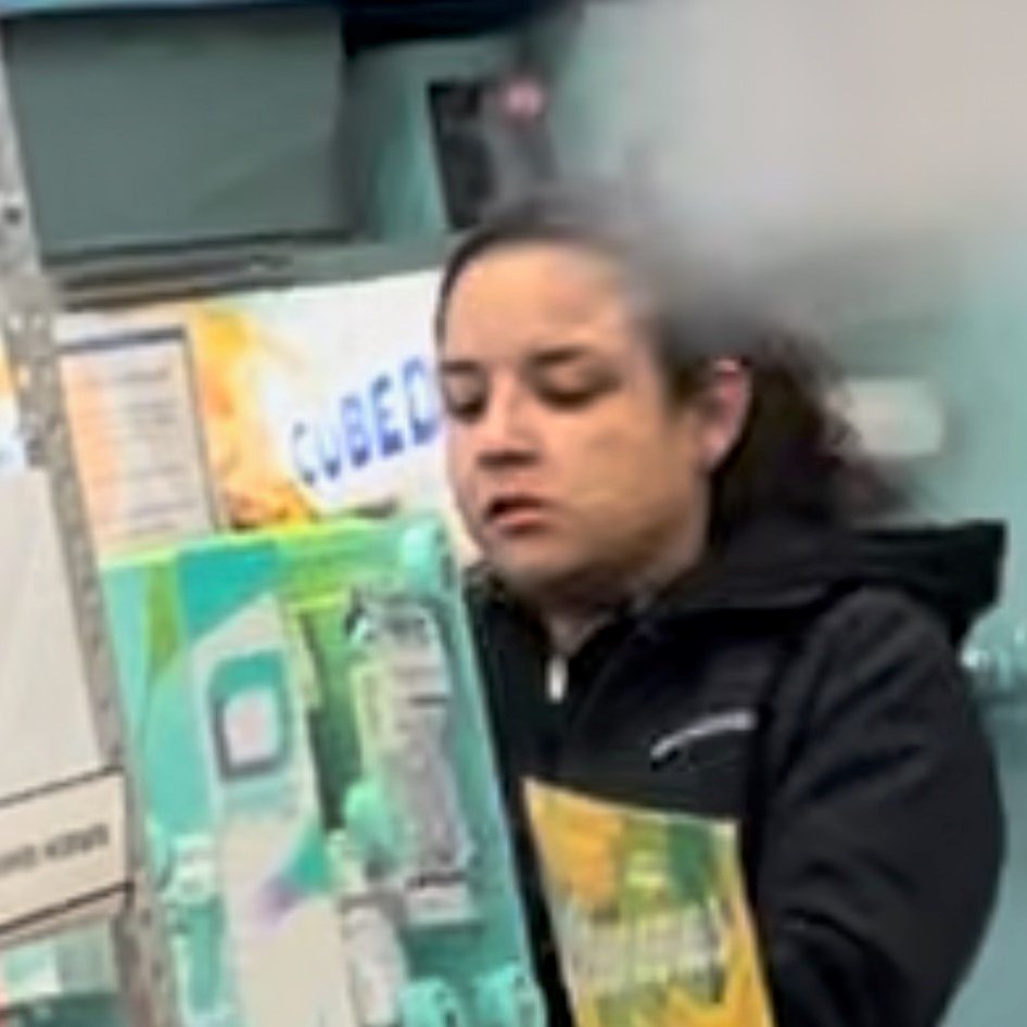 SeattlePD's tweet photo. Robbery Detectives are asking for the public’s help to identify the suspect (pictured below) of a robbery in the Mount Baker neighborhood on April 7th, 2023. If you have any information about this incident, please contact the SPD Violent Crimes Tip Line at (206) 233-5000. https://t.co/adlEOicqJm