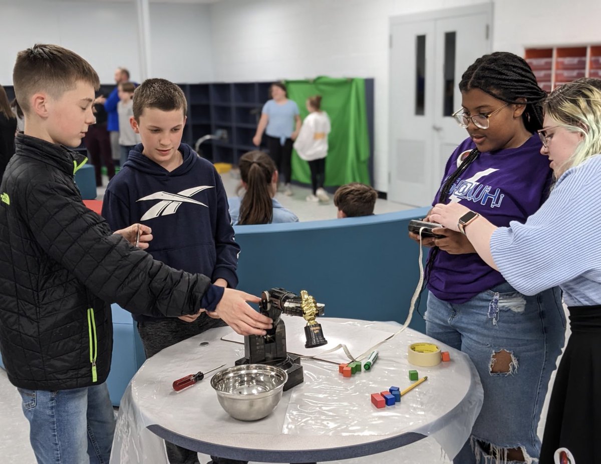 MsBaker_GT's tweet photo. The TechFest GeekOut was FABULOUS!  Many thanks to @Mr_Detrick @ruthcbyrne @iaione_robin @richievandien and our INSPIRING student-mentors from @WHRHighSchool &amp; @WHRMiddleSchool... Over 60 participants joined the fun at our new STEM learning center (fully funded by grants)  💡✨ https://t.co/FcNNVybydS