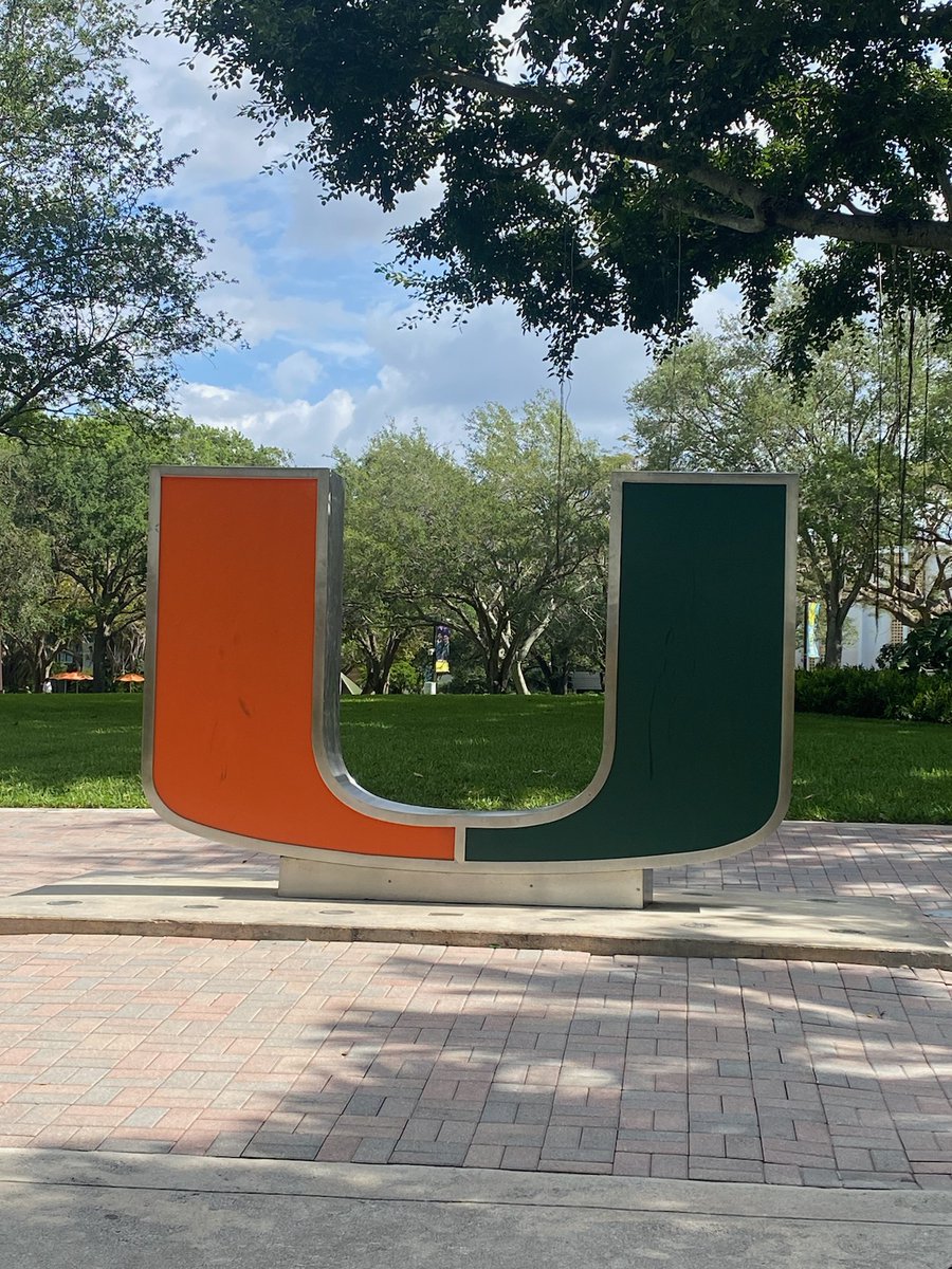 KevinBSneed's tweet photo. The #BulletTrainToTheFuture of #Pharmacy continued today @univmiami @UM_PreHealth! Today I showed how pharmacists will apply #DataAnalytics to pt care, along w/ #PGX #DigitalHumans #mHealth #3DPrintedMeds&amp; #Holograms. We R #Innovation #Future @USFCOP #JoinTCOP #ITEHC 
🚄💨💨👨🏾‍⚕️🧬 https://t.co/4QpapSi2Se