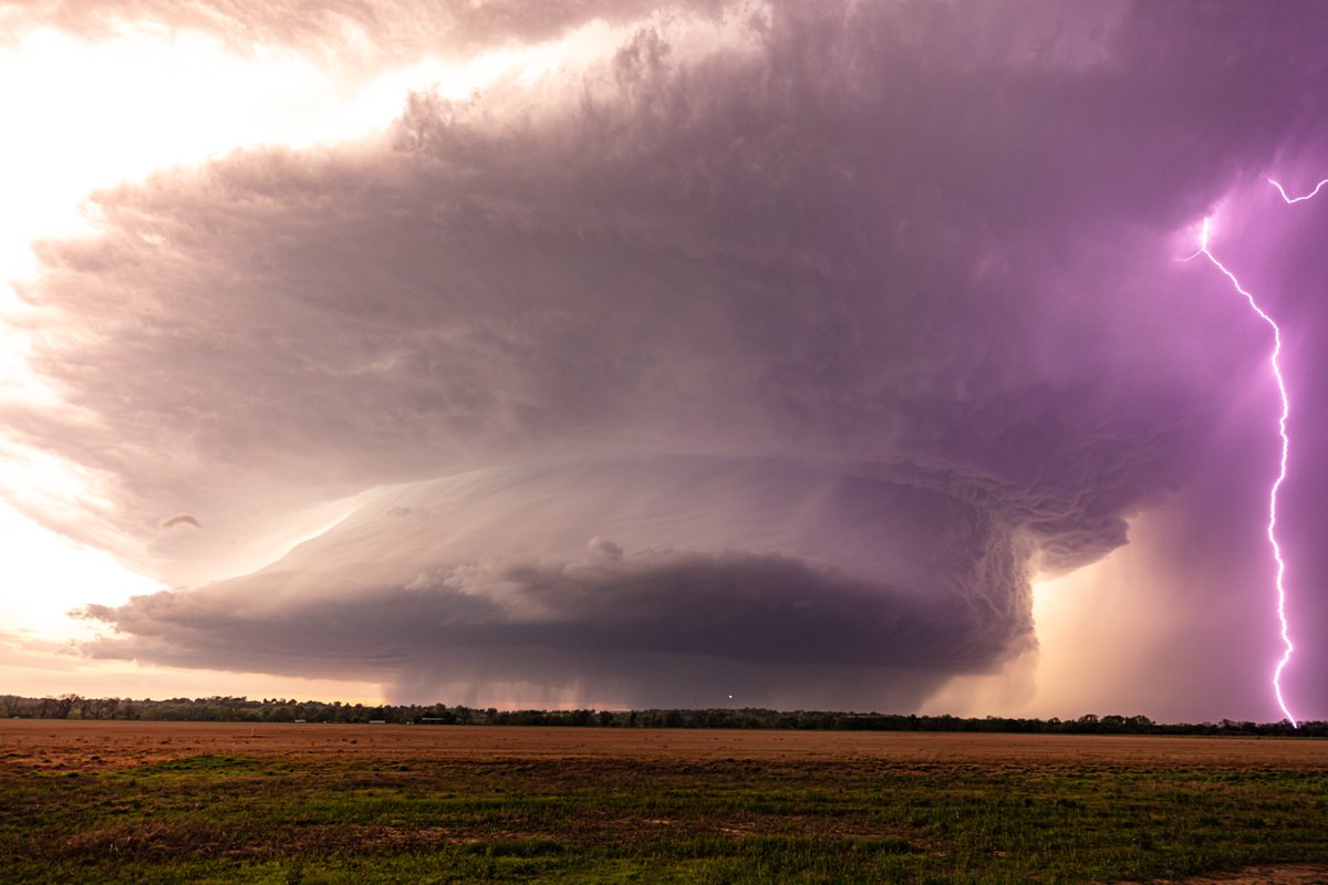 ou_sams's tweet photo. Today was a fever dream of a storm chase: start with a successful mobile radar deployment, then sprint back to my apt. to get stuff out of the way of another supercell, then head S to watch that supercell + tornado pass, then see more supercells + tornadoes while heading back! https://t.co/pcwKsZVret