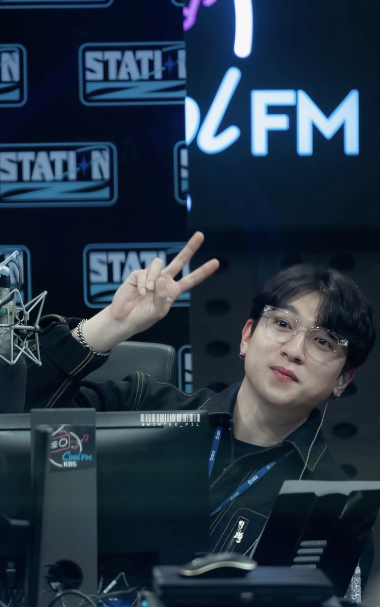 DAY6_WINTER's tweet photo. ✌🏻🐻
230420 스테이션제트 #박성진 #성진 #SUNGJIN https://t.co/ytuwtqzRrf