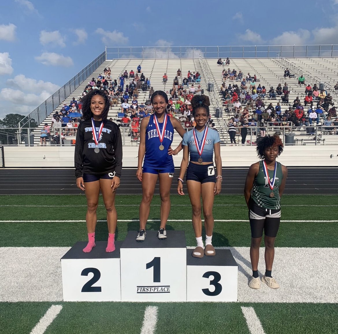 bbyreyz1's tweet photo. AREAM CHAMPS &amp; REGIONAL QUALIFIER!!🥇🥇 
300h - 1st 
4x4 meter relay - 1st 
@ladyjaytrack @NeedvilleA @NCAA https://t.co/JWNv4Bm4r0