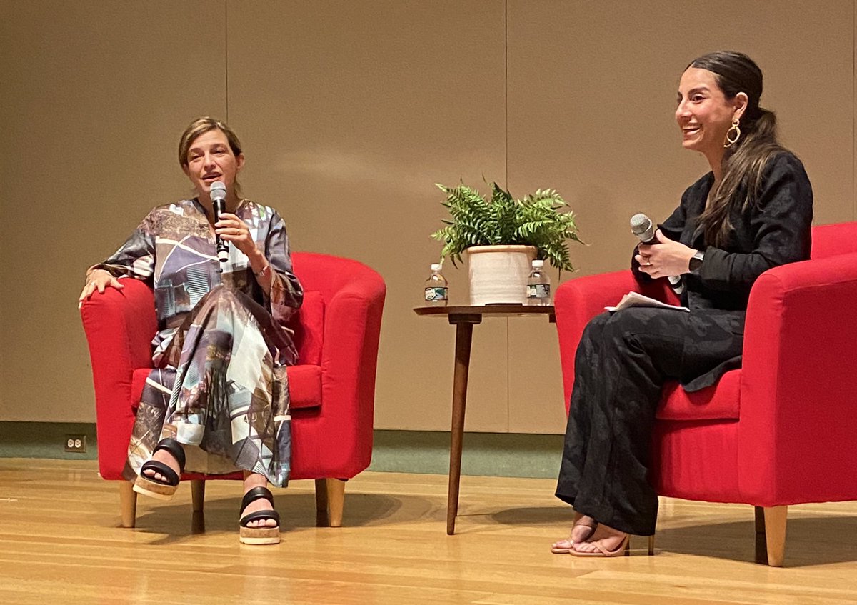 Two wise Latinas @PatiJinich & @NPRCodeSwitch host @LoriLizarraga talking about #LaFronteraPBS, identity, culture, intersectionality & so much more! A truly extraordinary conversation hosted by @SmithsonianSA #morelatinosinnews