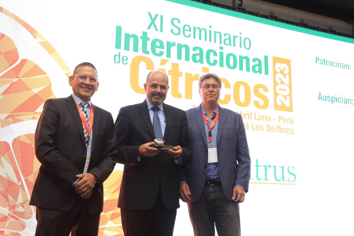 MINCETUR's tweet photo. ¡Seguimos impulsando la exportación cítrica! 🍊🍋✨ El ministro, Luis Fernando Helguero, dio cierre al XI Seminario Internacional de Cítricos 2023 a cargo de #Procitrus. https://t.co/gTYLMZQHd2