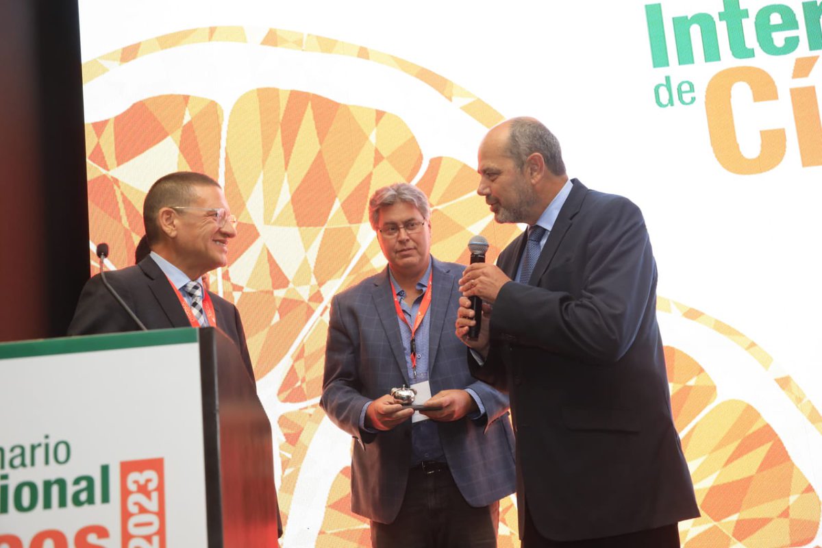 MINCETUR's tweet photo. ¡Seguimos impulsando la exportación cítrica! 🍊🍋✨ El ministro, Luis Fernando Helguero, dio cierre al XI Seminario Internacional de Cítricos 2023 a cargo de #Procitrus. https://t.co/gTYLMZQHd2