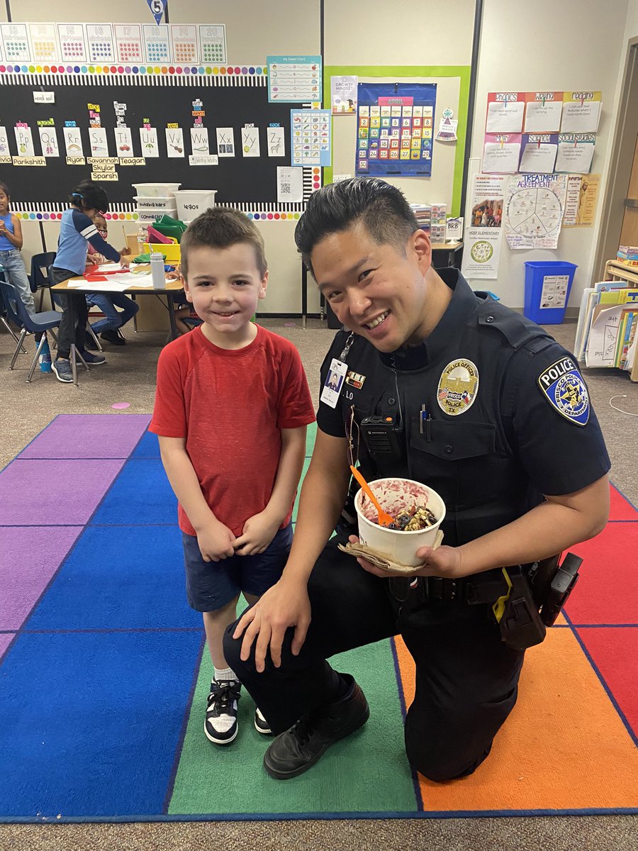 WeinkeLara's tweet image. Our favorite SRO came for a visit this morning! We ❤️ Officer Lo! @HospElementary #kindervibes
