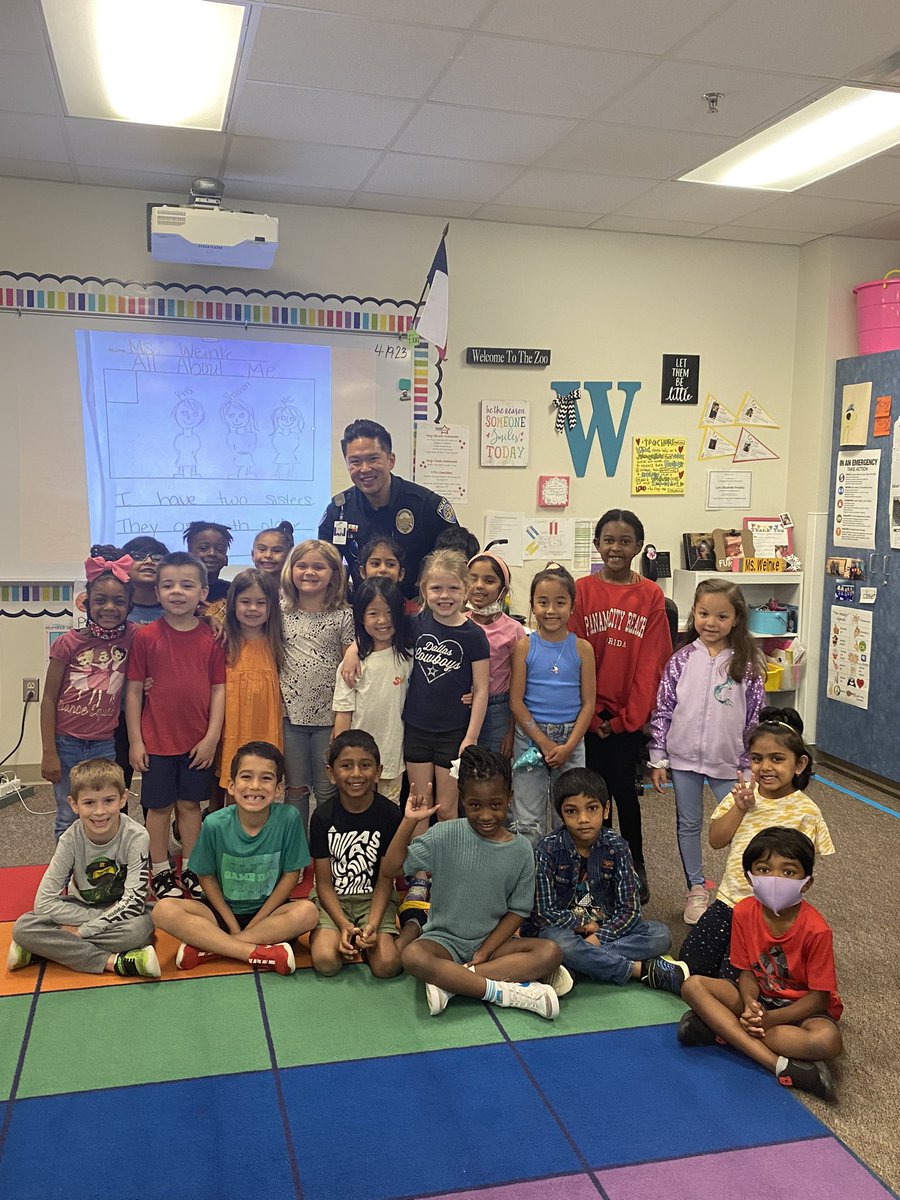WeinkeLara's tweet image. Our favorite SRO came for a visit this morning! We ❤️ Officer Lo! @HospElementary #kindervibes