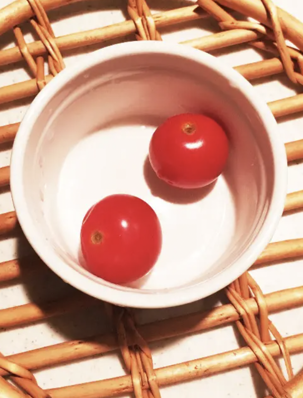 cookpad_mart's tweet photo. ／
あっという間にピンとなる✨
しわしわ「ミニトマト」の復活方法🍅
＼
お弁当の彩りにも大活躍のミニトマト🙌
特別な道具は不要で忙しいときにもありがたい裏ワザです💨
　
救済！シワシワミニトマトの復活裏技☆　byひーたんまーのさん
https://t.co/dJmZGmDm4M https://t.co/11natuVgxM