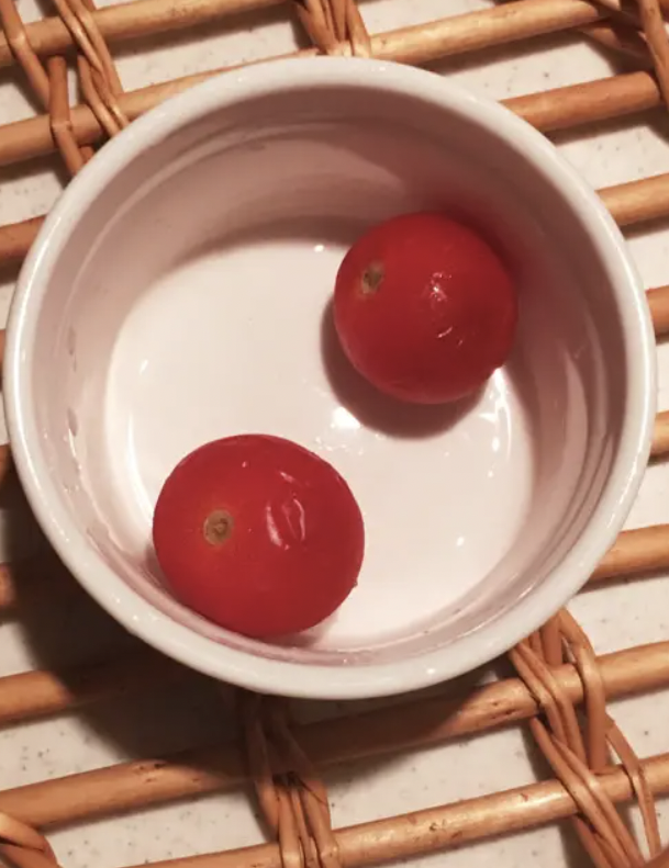 cookpad_mart's tweet photo. ／
あっという間にピンとなる✨
しわしわ「ミニトマト」の復活方法🍅
＼
お弁当の彩りにも大活躍のミニトマト🙌
特別な道具は不要で忙しいときにもありがたい裏ワザです💨
　
救済！シワシワミニトマトの復活裏技☆　byひーたんまーのさん
https://t.co/dJmZGmDm4M https://t.co/11natuVgxM