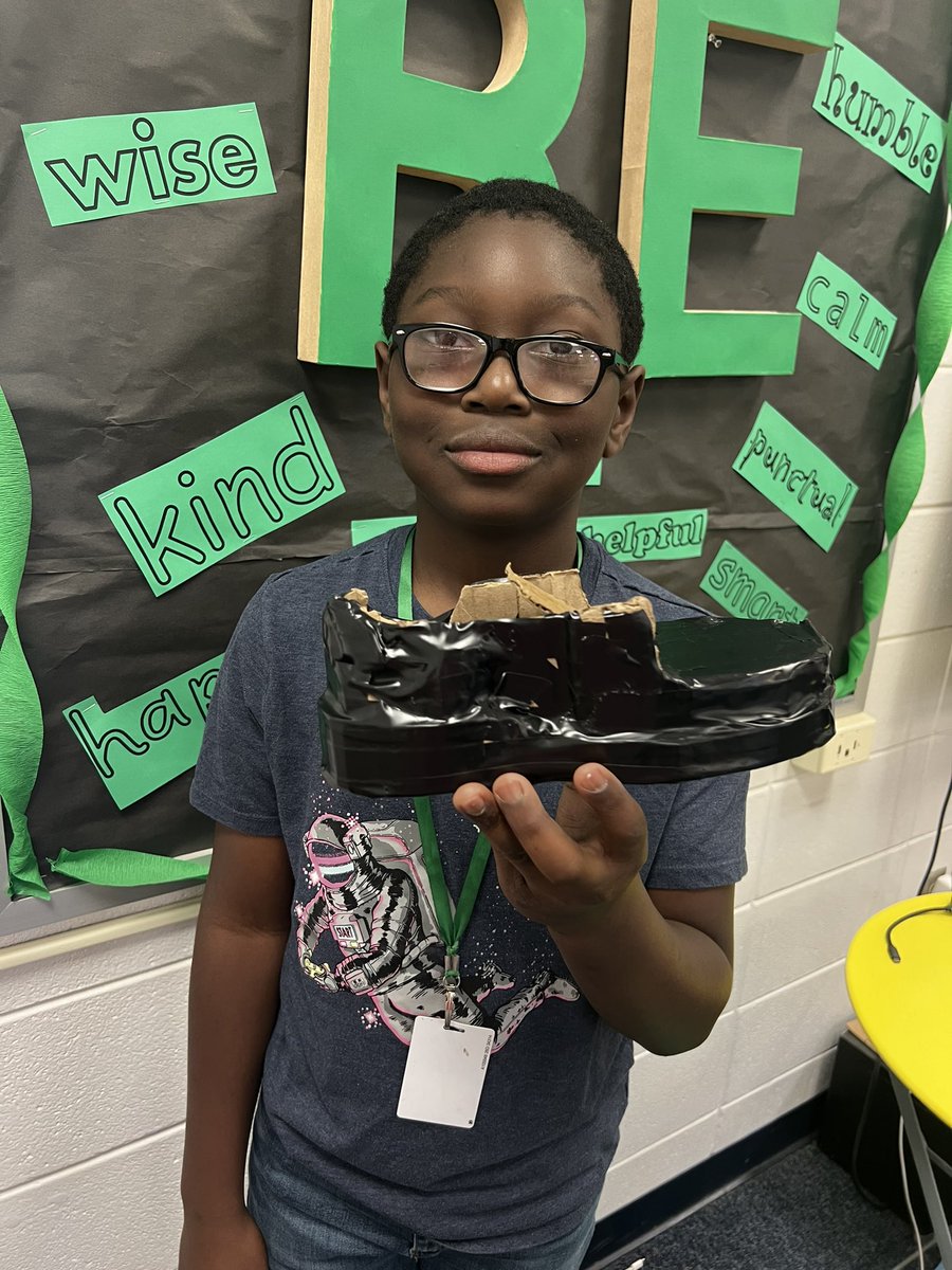 theteachermrse's tweet photo. So first they measured their shoe to find the area and perimeter of their foot and then they created a shoe that would fit them…both size and style! 💚👟👠👞@JFDRAKEMIDDLE @AuburnCityEdu #shoedesignchallenge #STEM https://t.co/eZXIlndaCv