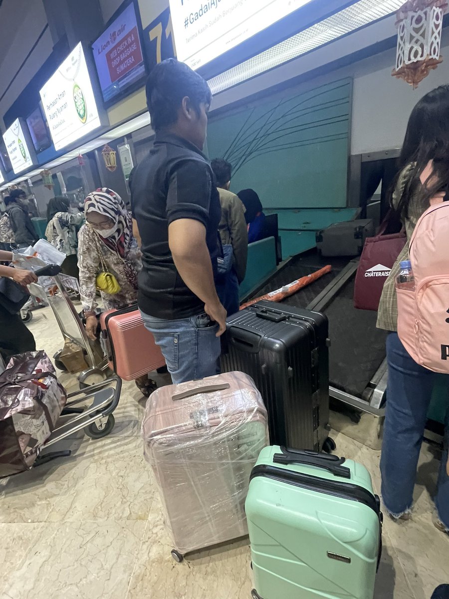 Tolong lah <a href="/angkasapura/">Laurence</a> @KemenBUMN dan check in counter <a href="/LionAirID/">Lion Air</a> oknum2 yg tukang serobot antrian di tangani dgn tegas, kt jg antri dr subuh bos!! Anak sy bayi rewel mrk jg tdk peduli. Bs bayar ya utk srobot antrian?!