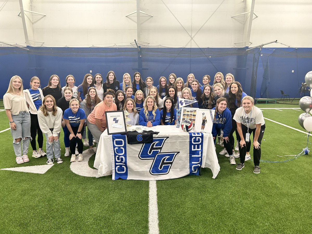 JhsOwlsvball's tweet photo. Congrats to Peyton Cole on signing her NLI today to continue her volleyball career! We are so excited for you!!! 🏐 @peytoncole05 @Gosset41 @DannyDeArman1 @CTRsports @JoshuaISD https://t.co/UE9rZCP2zr