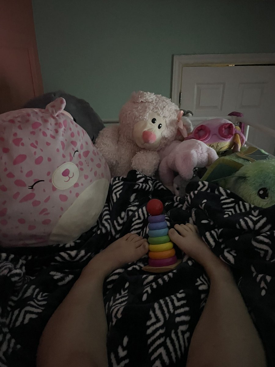 emmyswittle's tweet photo. Getting ready for a Little Night #littlespace #smallbesroom #colorful #sqwishmallows #stuffedanimals #agere #agedreaming #ageressor #goodnites #cute #sfwagere #loftbed #smallroom #agedreamer  #lofts #cozycorner https://t.co/trYSzU573G