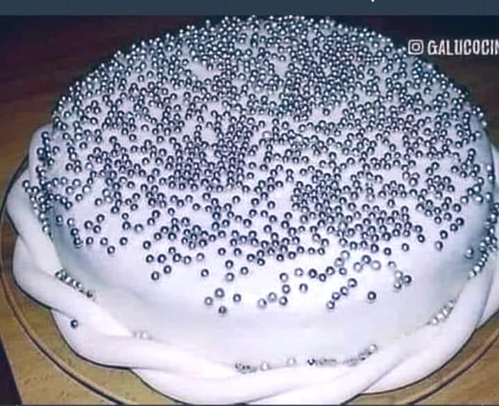 AquiOpino's tweet photo. Ustedes son muy jóvenes pero años atrás las tortas de cumpleaños se decoraban con balines de escopeta. 😂😂😂 https://t.co/3edUnhEiqf