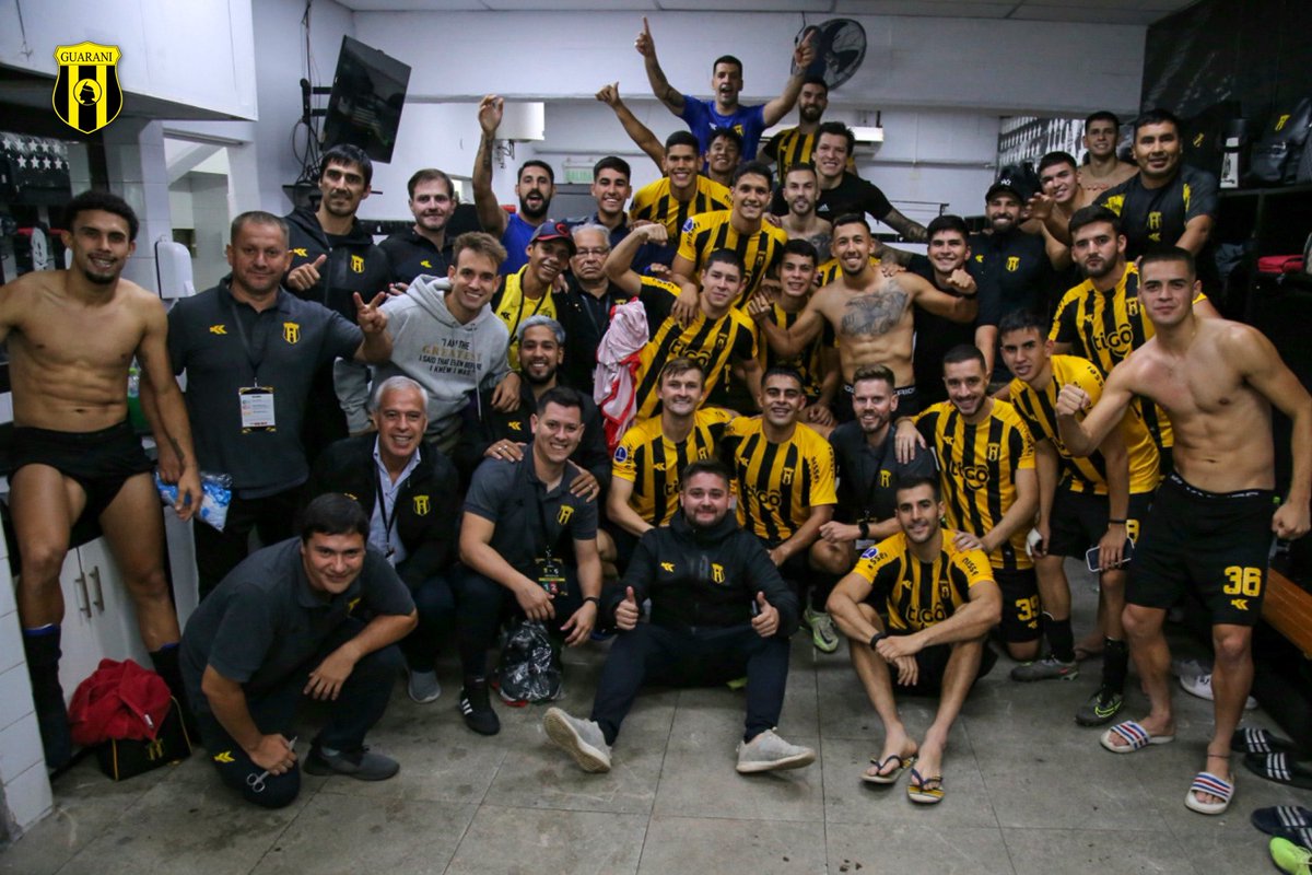 ClubGuarani's tweet photo. El 𝗩𝗲𝘀𝘁𝘂𝗮𝗿𝗶𝗼 𝗚𝗔𝗡𝗔𝗗𝗢𝗥 es #Legendario 🏹 https://t.co/rKU2wI80ht