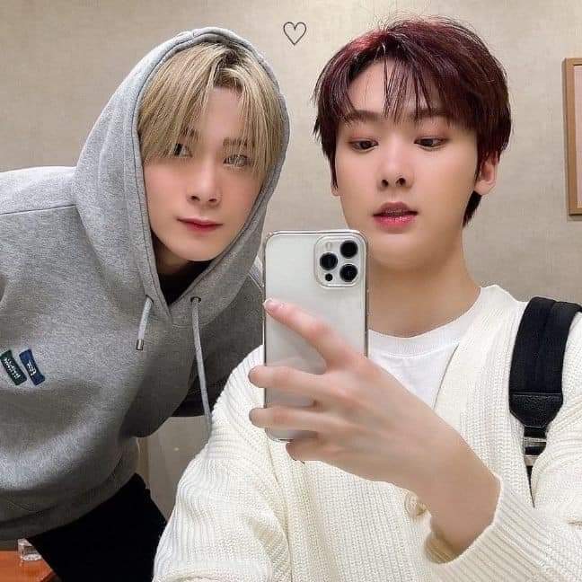 lin_nabiee's tweet photo. Cada miembro amaba a Moonbin pero Sanha... nuestro maknae quien fue criado por los chicos y quien pasó tanto tiempo a su lado estos últimos meses, con quien estaba en su primer gira junto a él, me rompe completamente 💔 https://t.co/Vwwz4Nfesn