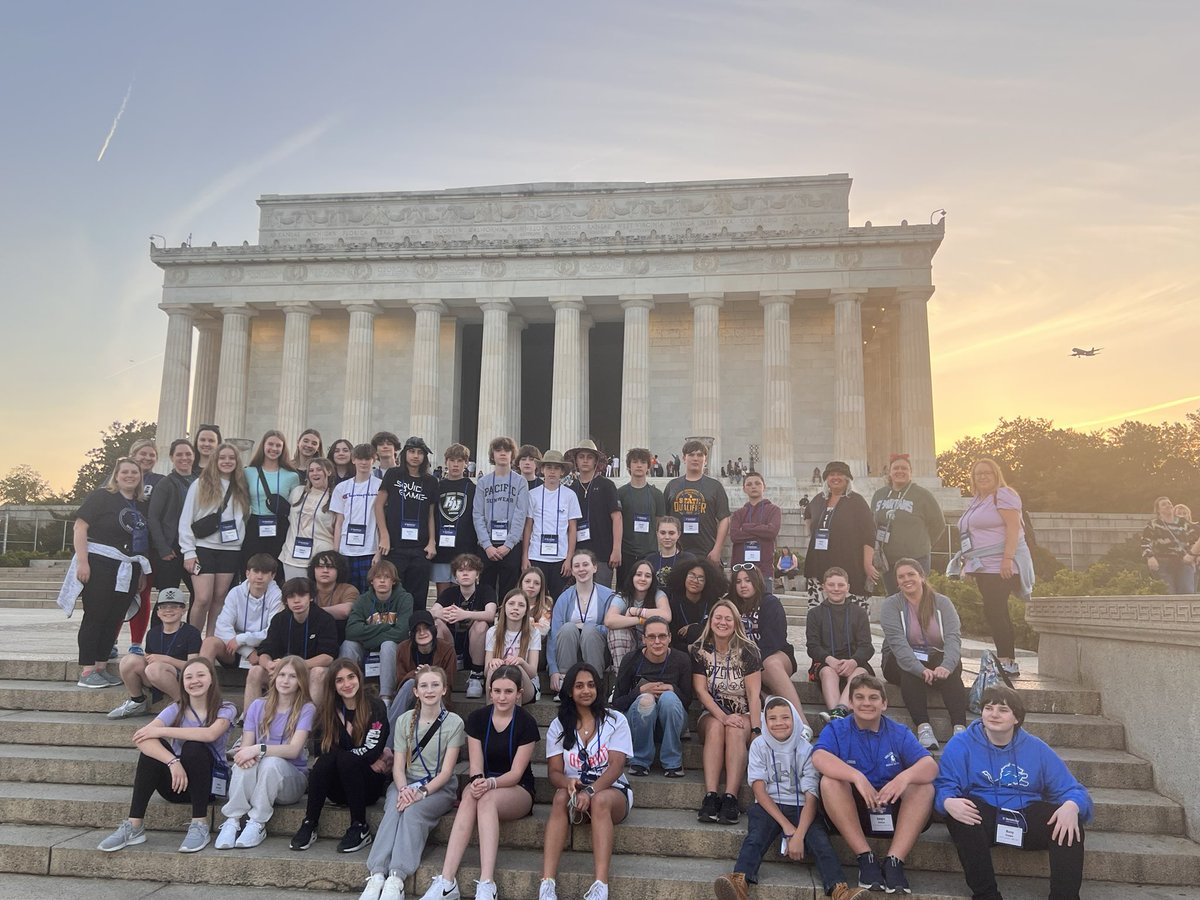 MrsPitzerMMS's tweet photo. Bus 3 at Lincoln Memorial! #mmsmustangs #WashingtonDC https://t.co/b29xUuIFvX