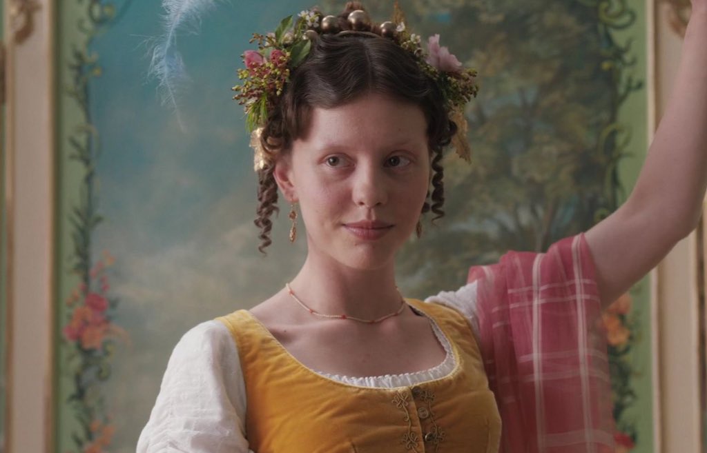 Mia Goth como Harriet Smith em Emma (2020).