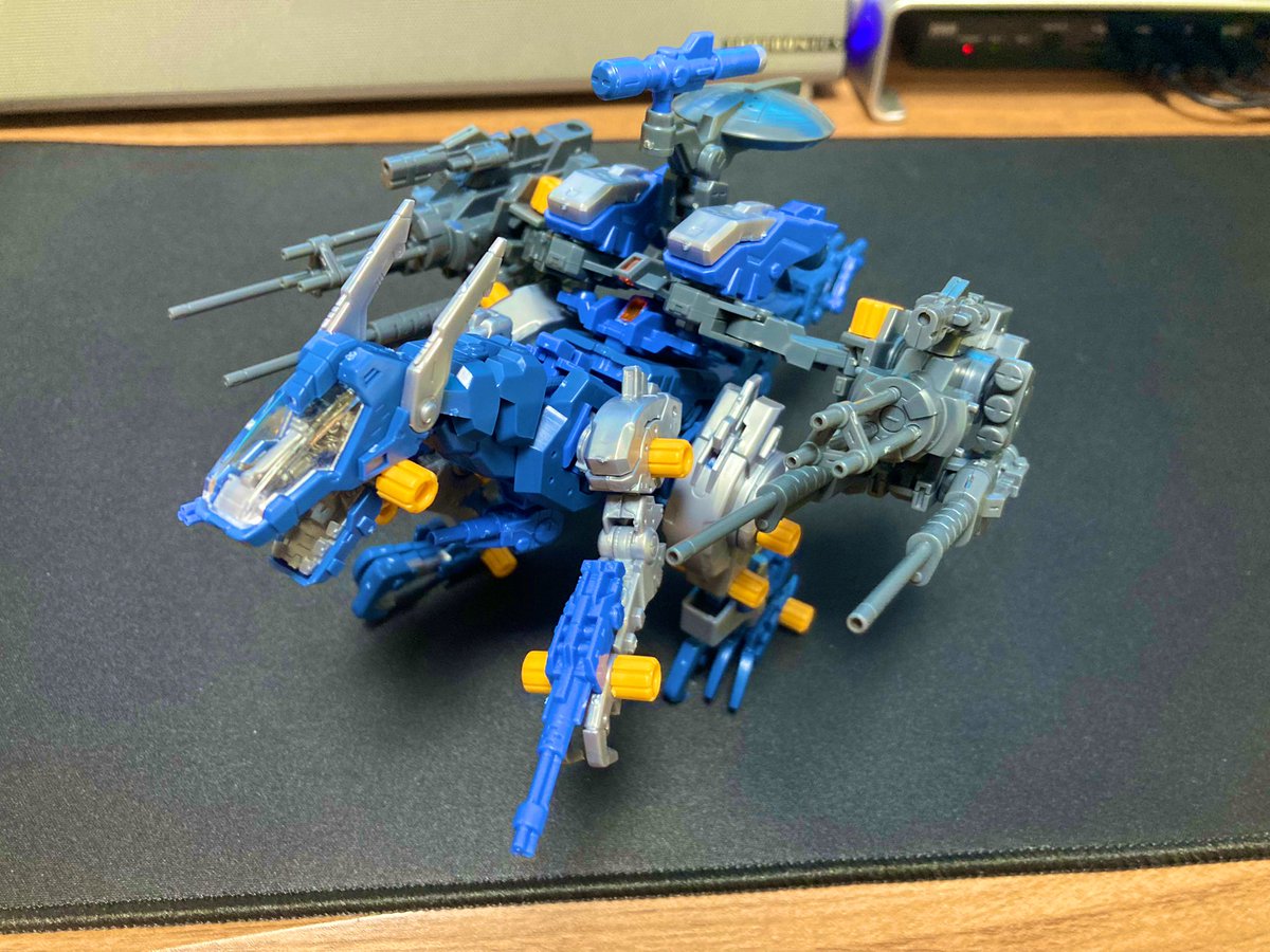 いつも仕事する時1人でさみしい(テレワーク)からガンスナイパーちゃん買って組み立てました　仕事を見守ってくれています　可愛いね　#ゾイド #ZOIDS https://t.co/QUXUnTHfaT