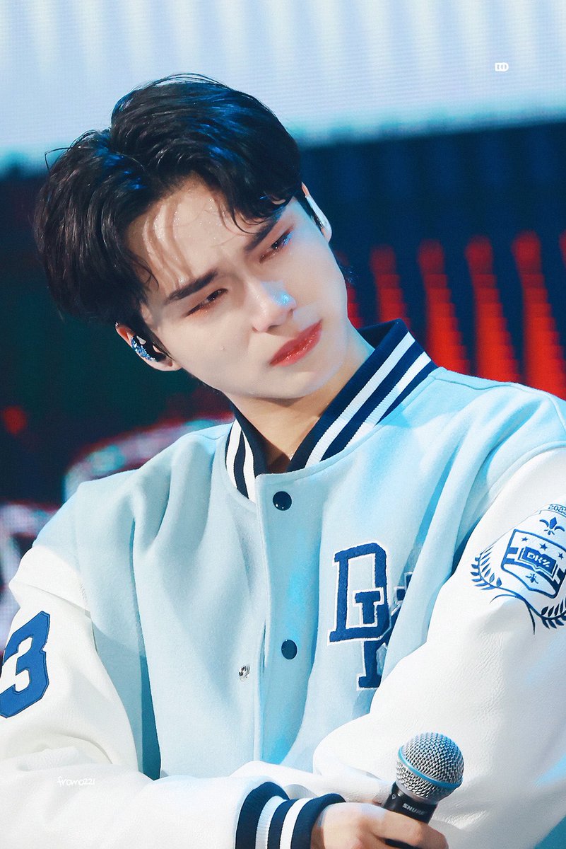 Bebi__Munik's tweet photo. Also another reason why this is extremely serious is that if he leaves the group then I don't think he will have a reason to continue anymore bc he already said we are his reason for staying alive each day and while DKZ was struggling to get recognized he was feeling so lost+ https://t.co/x91FmJXfch