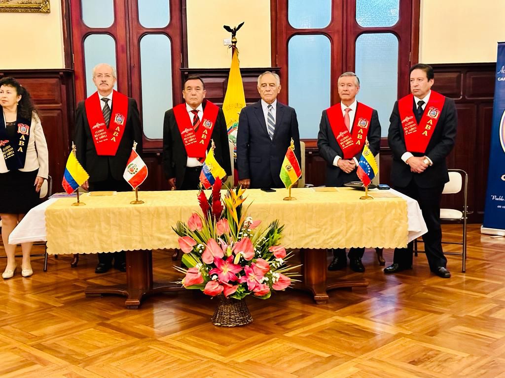 Bolivariana_Ec's tweet photo. ¡La Academia Bolivariana de América (ABA-E) celebró su Aniversario! 
Destacados oradores, incluyendo al Canciller de la ABA-E y la presidenta de la Sociedad Bolivariana del Ecuador, abordaron temas alusivos a la temática. https://t.co/3SbVrjScoM