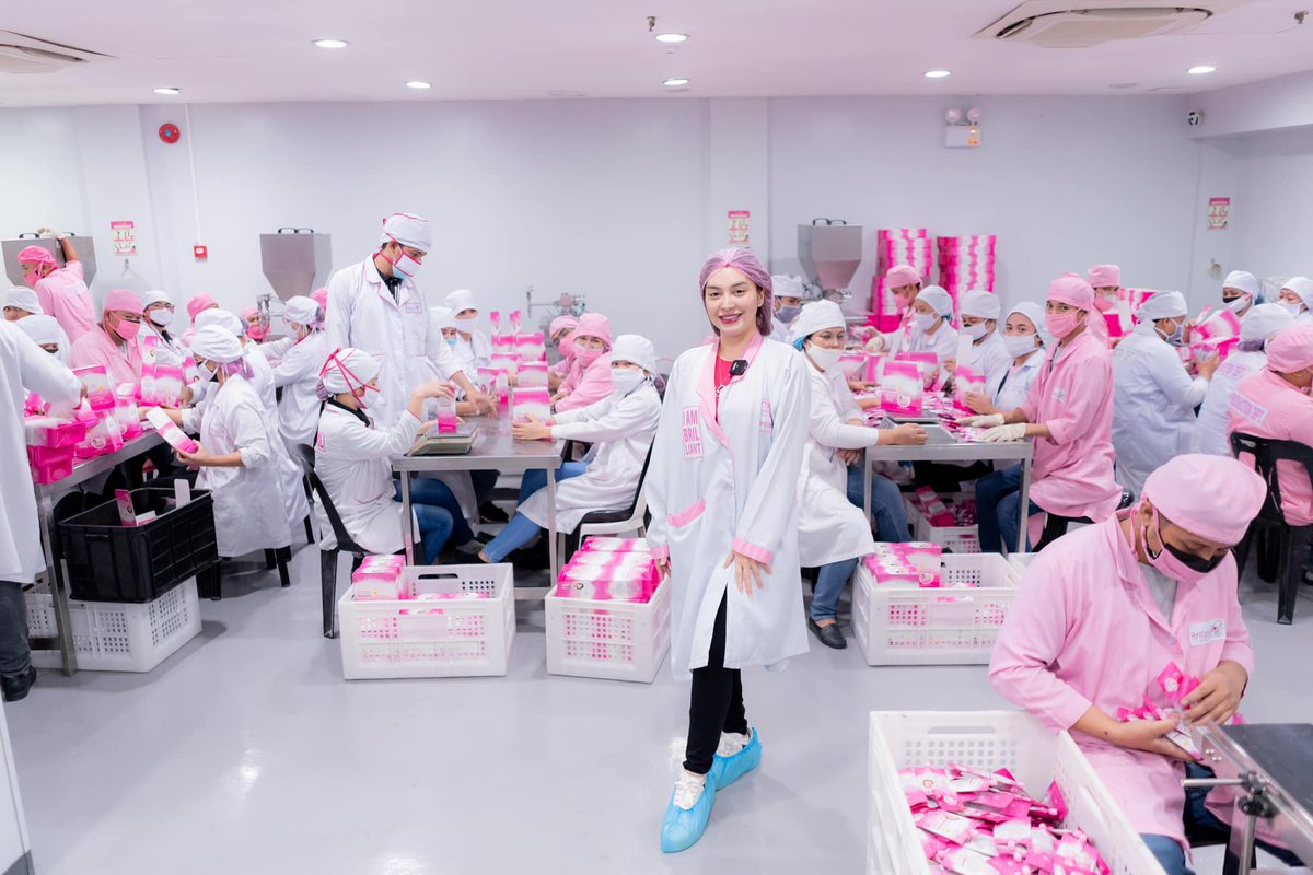 IamMissGlenda_'s tweet photo. #CEOinAction: Checked and did a minivlog at Brilliant Skin Essentials Main Manufacturing Plant. ❤️
Bilang CEO, kailangan involve tayo palagi kahit sa process ng paggawa ng products. 💯
#PINAKAMAKINANG✨ https://t.co/LUl4qeLGIK