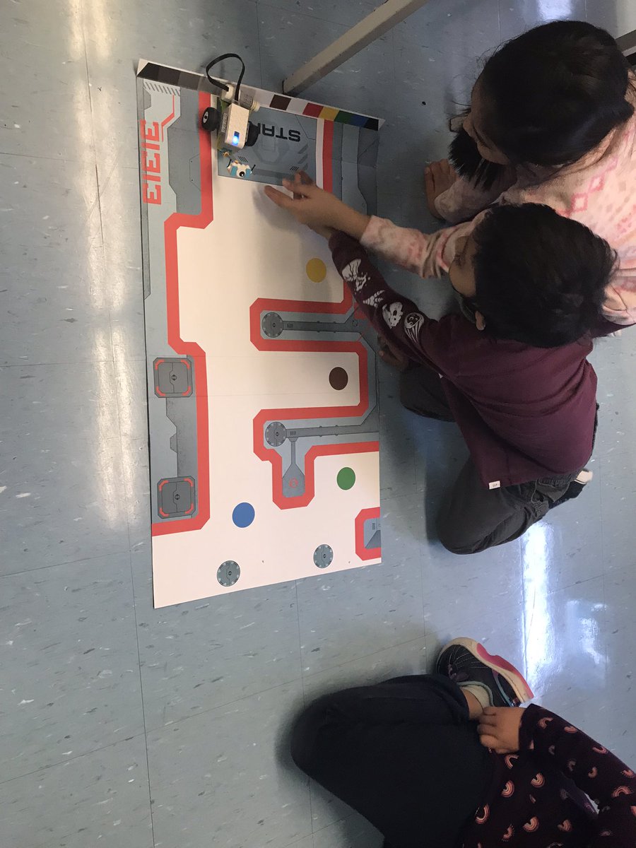 Students are exploring coding and robotics w/ teacher <a href="/hutdsb/">Shirley Hu</a> - honing critical thinking and problem solving skills to create and power their designs. Way to go super coders! <a href="/LizBHolder/">Liz Holder</a>