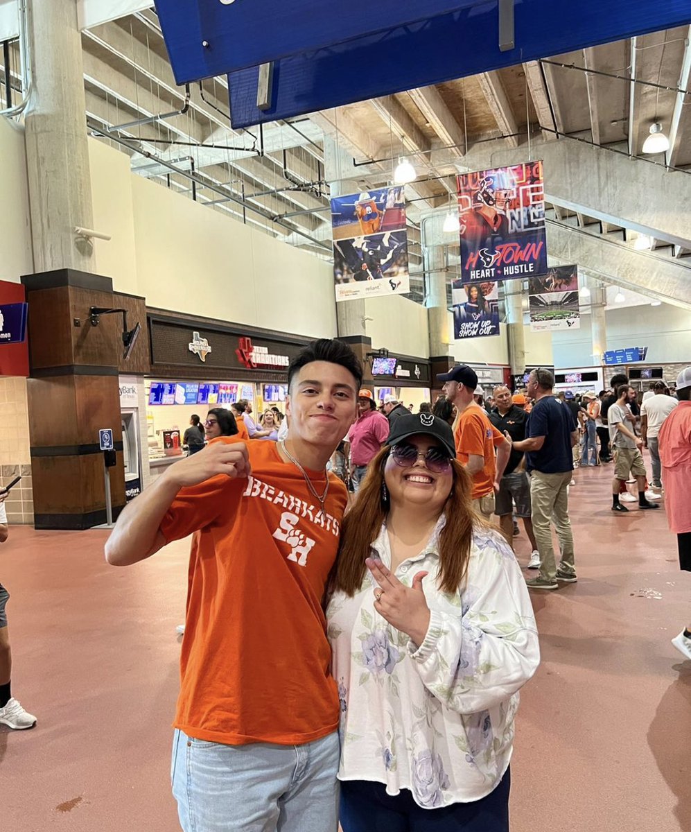 eyesophi's tweet photo. House divided but just for today, Go Bearcats! #SHSURing love you FERNY https://t.co/cRsHFHrx6I