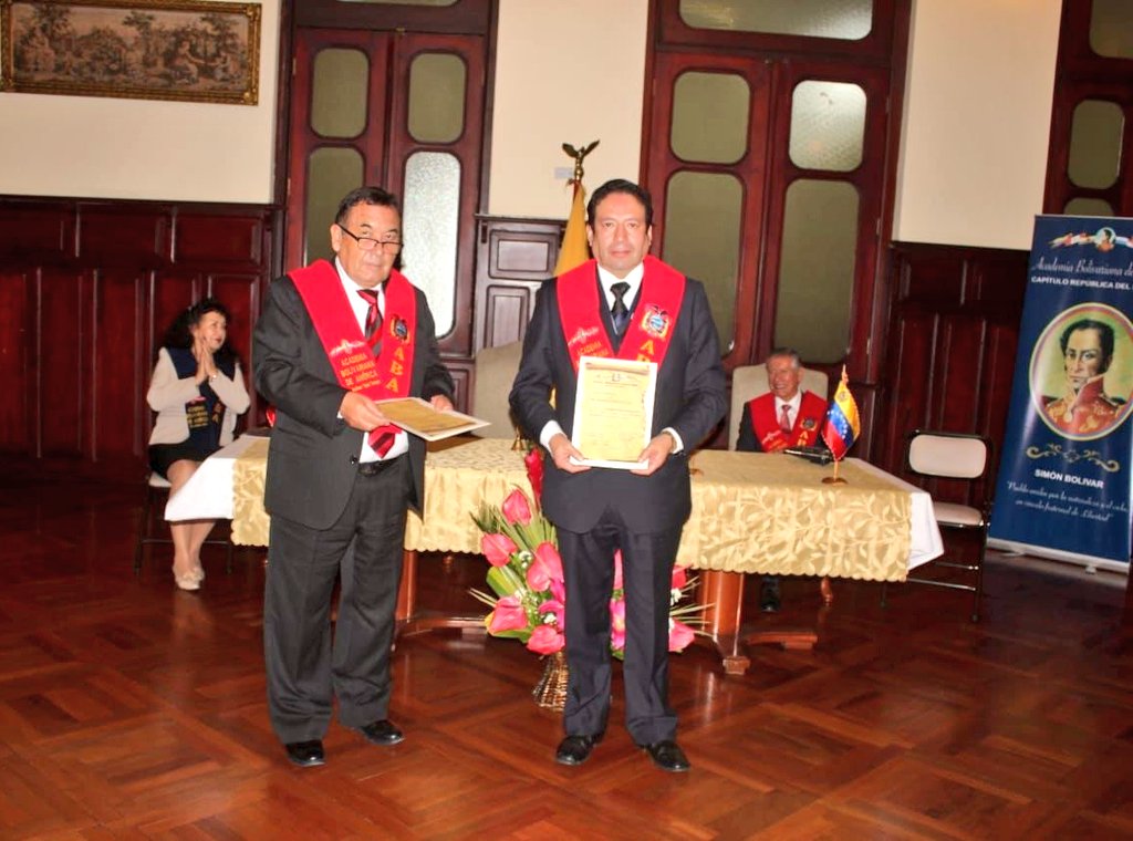 Bolivariana_Ec's tweet photo. Hubo diplomas y reconocimientos, además de la presentación oficial del Himno de la ABA-E. La institución sigue comprometida en perpetuar y fortalecer el legado del Libertador Simón Bolívar en la sociedad ecuatoriana.

Revisa la galería fotográfica aquí ⬇️
https://t.co/gbSYaJf5tj https://t.co/QhLYLyGulF