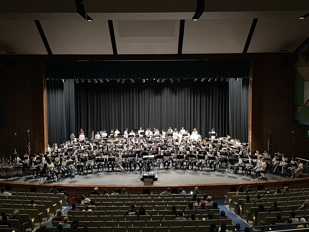 KeliHall22's tweet photo. First ever Side-by-side concert @sotomayorband with high school and middle school students!  Very cool @NISDFolks @nisdjefferson @NISDStrausBand @NISDFineArts @Ceimusic https://t.co/GXjHLNJosx