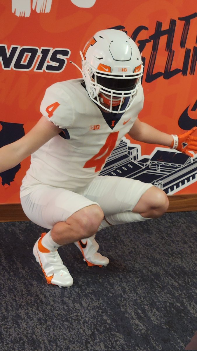 CalebGarnand1's tweet photo. Great Visit @IlliniFootball Thank you for the Hospitality  @coachPatRyan.  Now I see why it's #FamILLy..
Look forward to coming back! @Recruit2Illini @SSI_Siouxland https://t.co/UXLSZ8Ae95