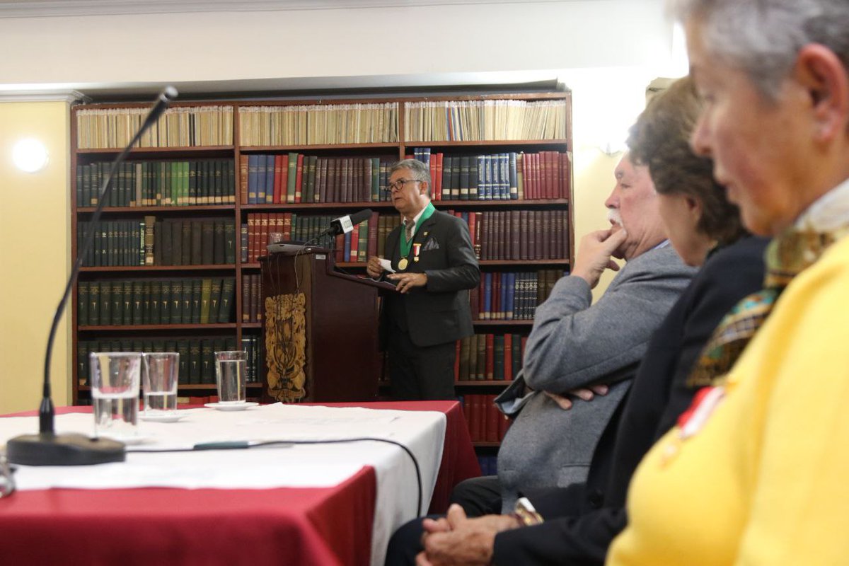 UPTCoficial's tweet photo. El rector Enrique Vera agradeció a los miembros de la Academia por este homenaje, que lo compromete a continuar llevando las riendas de la universidad por el camino de la ciencia y la investigación.

#UPTCSomosTodos 🤝

💛🖤 https://t.co/yeGo0z0bmi