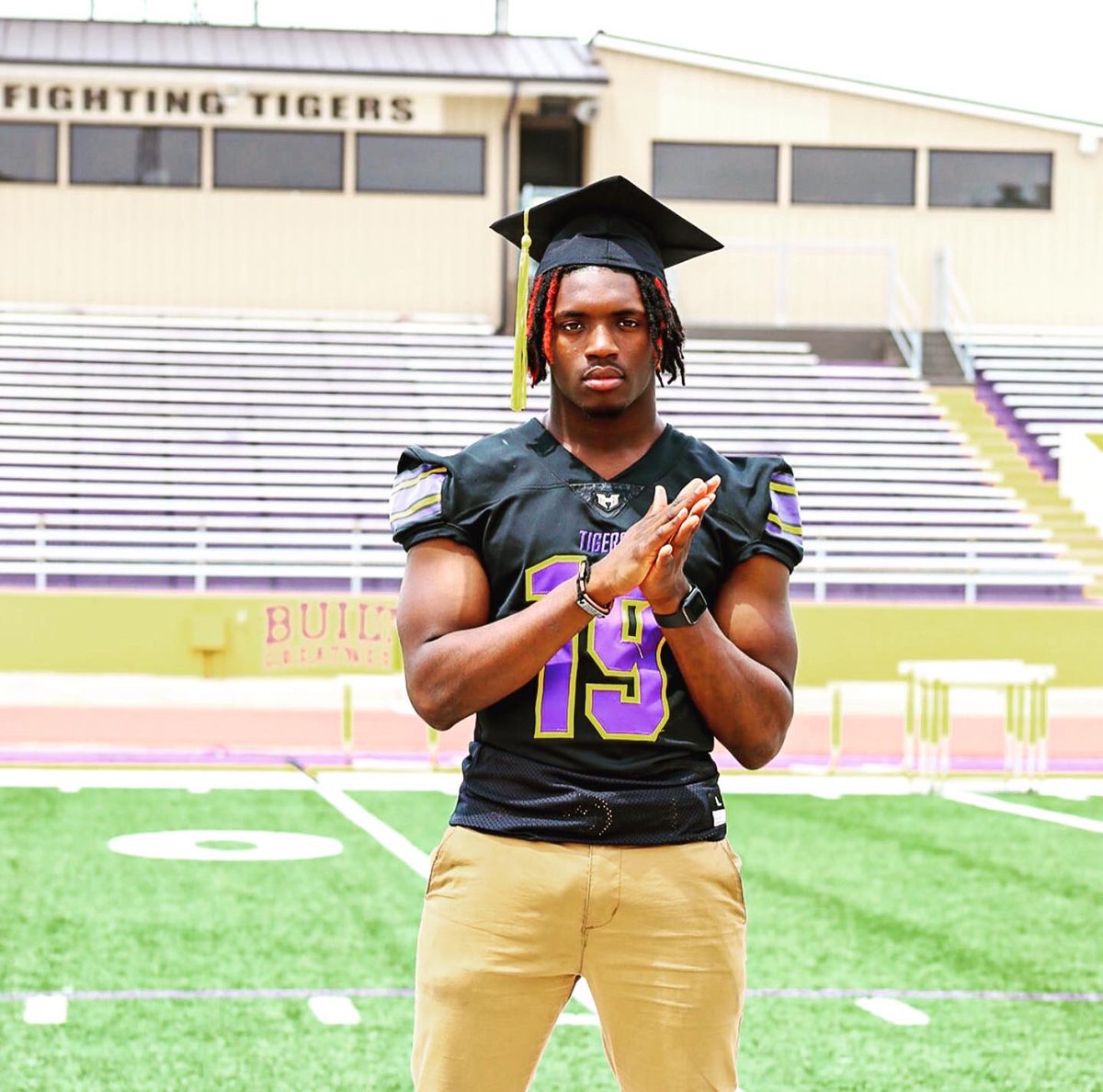 hitstick_kel's tweet photo. Don’t let someone whose never been in ur shoes tell u how to tie ur  laces .. #llgrandpa #senior #classof2023 https://t.co/COElUNMoPm