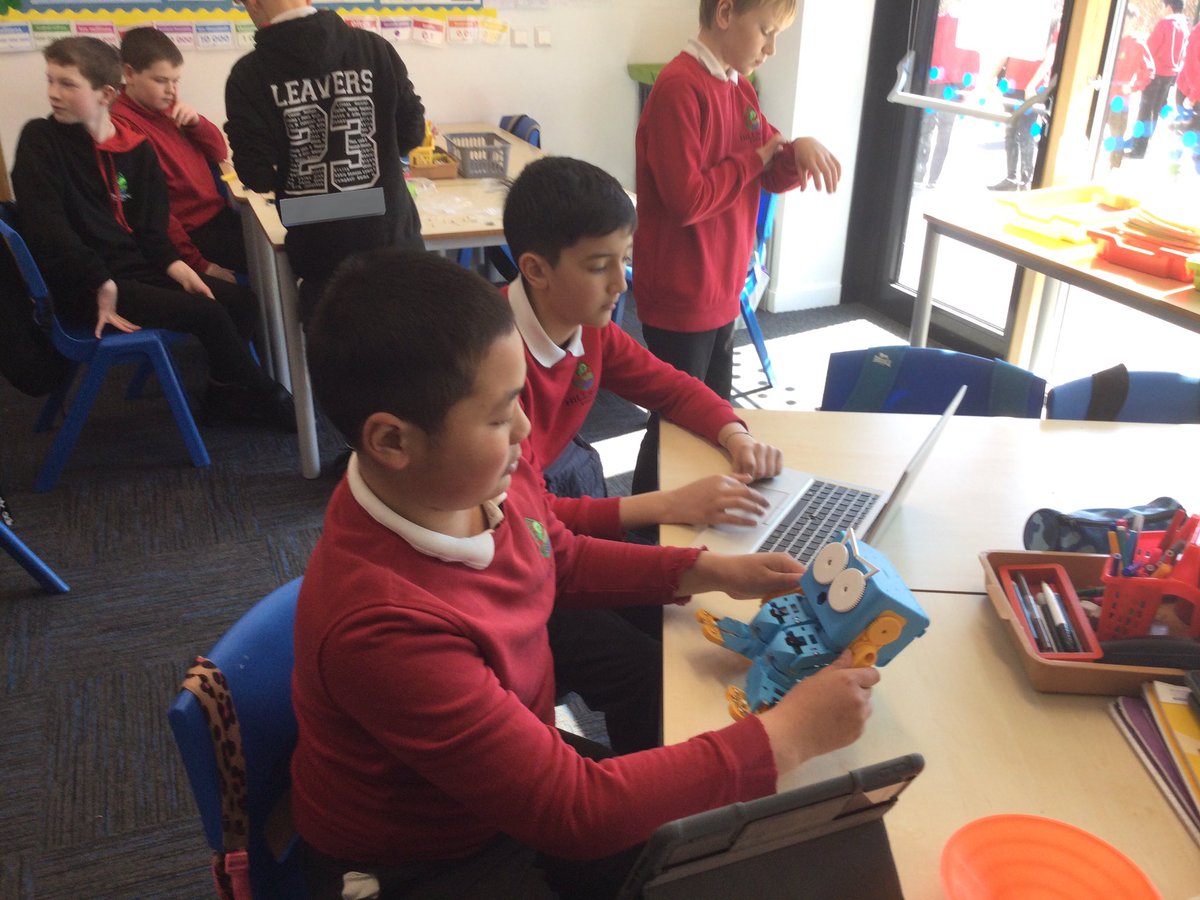 SchoolHillside1's tweet image. There was more building of @microbit_edu #microbots and experimentation with #MartytheRobot @RoboticalLtd at #HillsideCodingClub this week. @DigitalXtraFund @DigiLearnScot