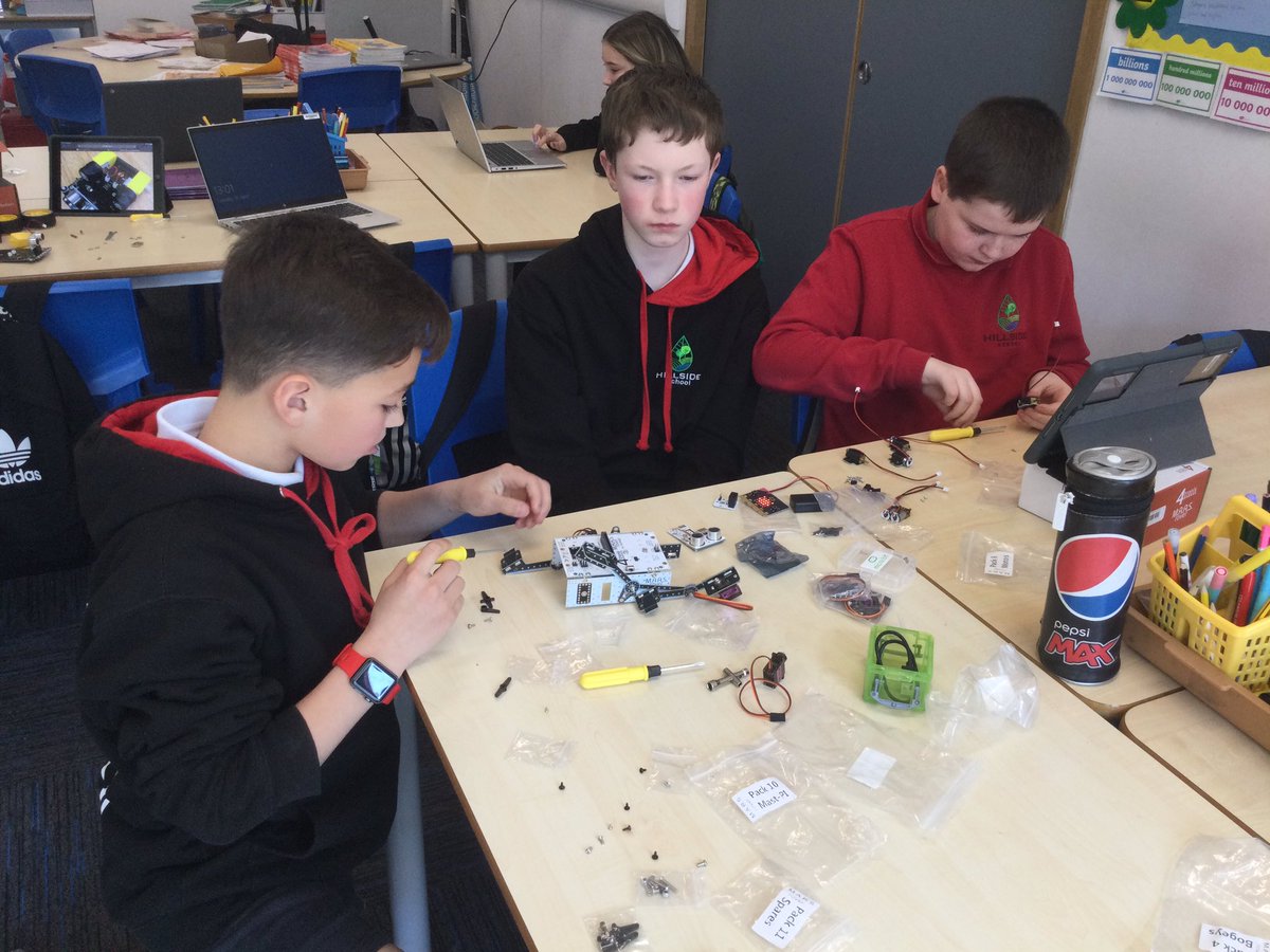 SchoolHillside1's tweet image. There was more building of @microbit_edu #microbots and experimentation with #MartytheRobot @RoboticalLtd at #HillsideCodingClub this week. @DigitalXtraFund @DigiLearnScot