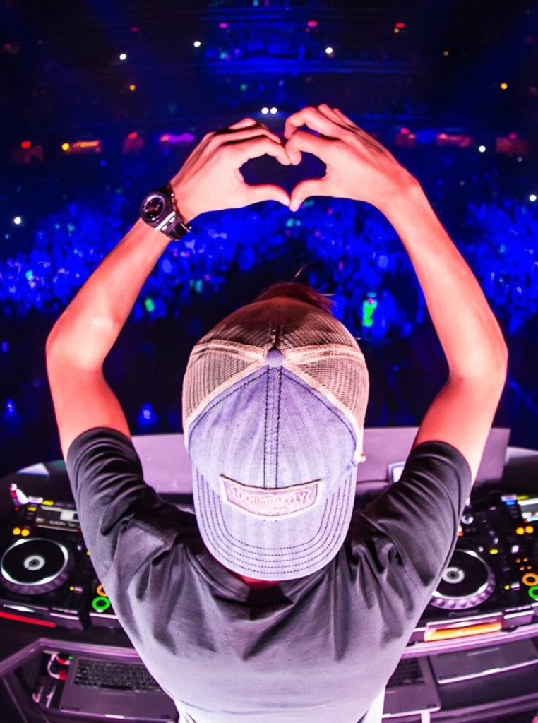 a8ka11's tweet photo. 5 years already Tim..
Brightest star in our whole sky 🌟🌟🌟

#AviciiForever ◢ ◤ https://t.co/pajdXfnDel