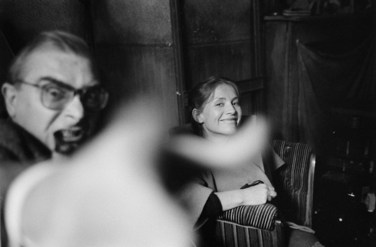 filmes_e_filmes's tweet photo. Claude Chabrol e Isabelle Huppert durante as gravações de "Une Affaire de Femmes", clássico de 1988 do diretor francês.♥️🎬
#claudechabrol #isabellehuppert #uneaffairedefemmes #storyofwomen https://t.co/dclQK5NMi8