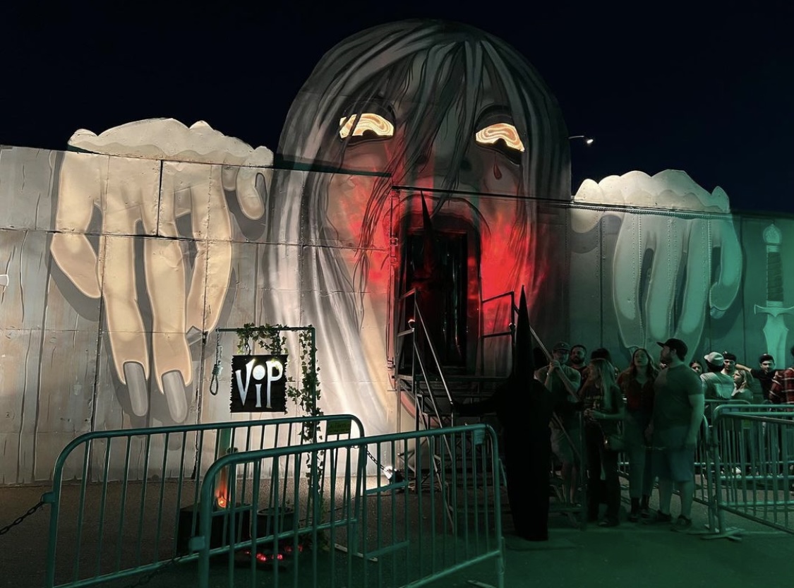 freaklingbros's tweet photo. Welcome home…💀

Tell us your favorite theme—or nightmare in the comments below. 👇

Slide 1: 😱
Slide 2: 🩸
Slide 3: 🔪

We’re already looking forward to treating you as our “guest”! 😈

📷 creds: @midsummerscream

#amongus #horrorhouses https://t.co/6P4HzNn1DD